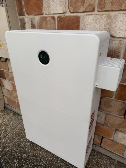 Battery with built-in hybrid inverter, installed by High Energy